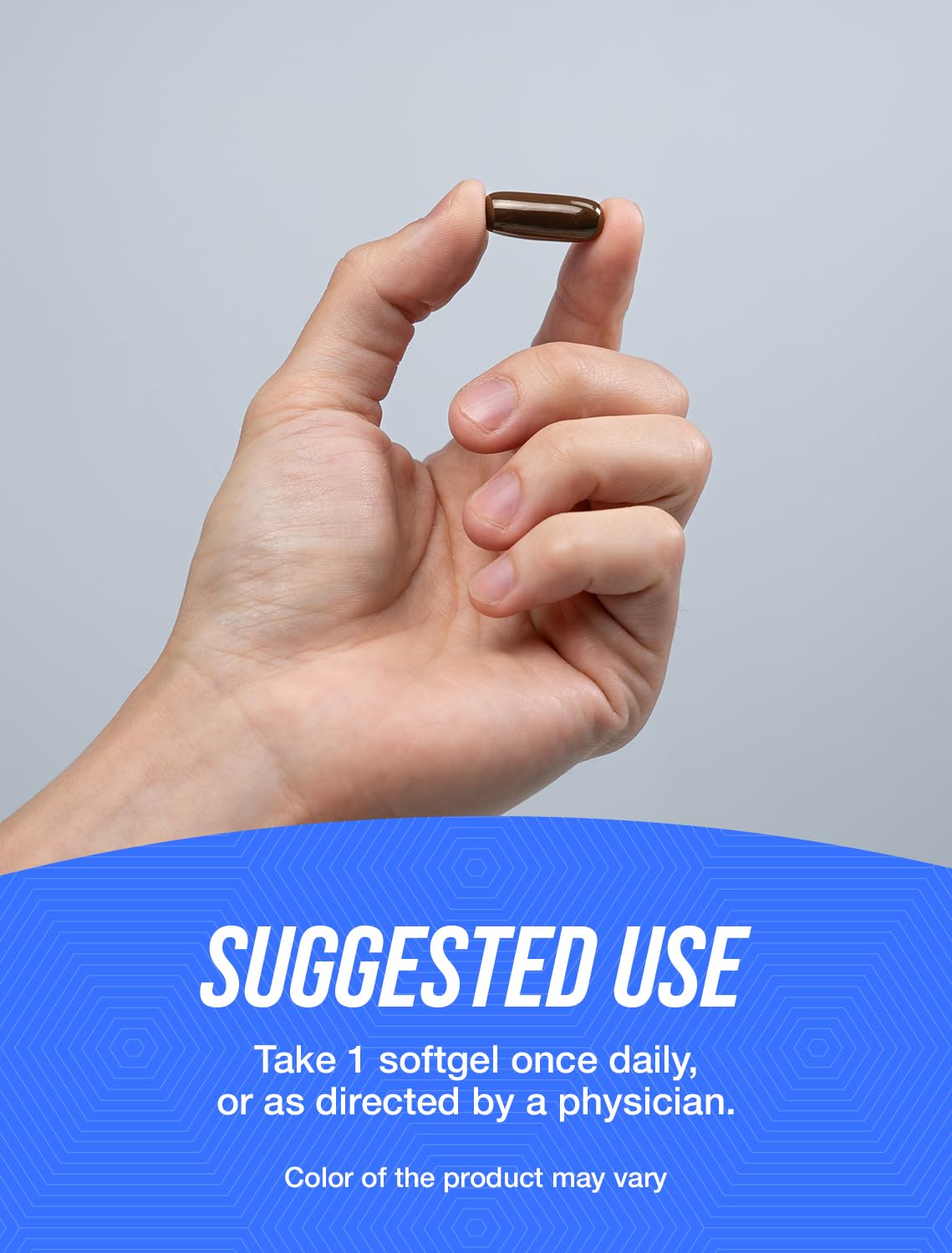 Softgel de suplemento multivitamínico BulkSupplements mostrado en mano
