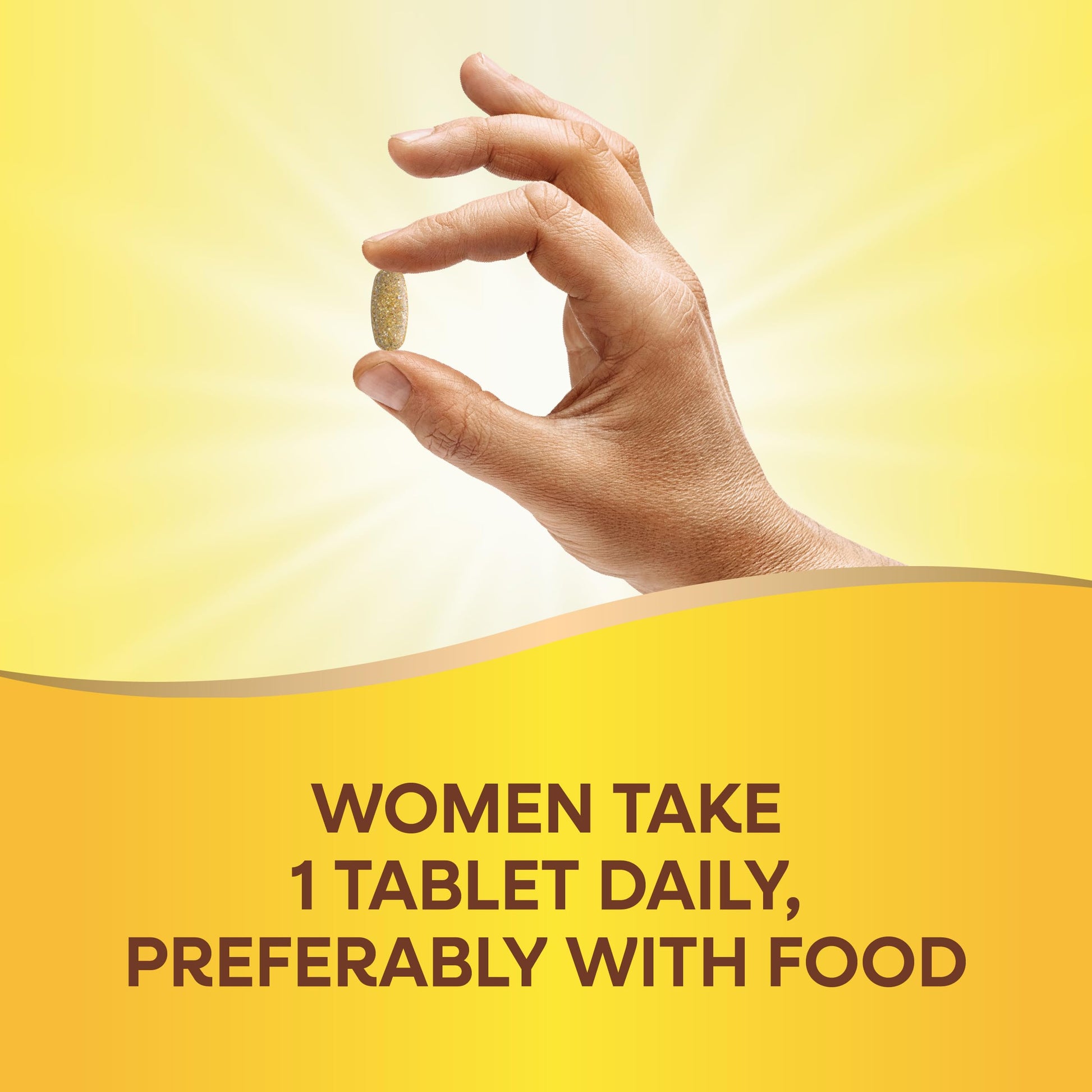 Sujeción de una tableta de multivitaminas entre los dedos.
