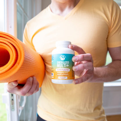 Suplemento Energized Multi+ en mano listo para tomar