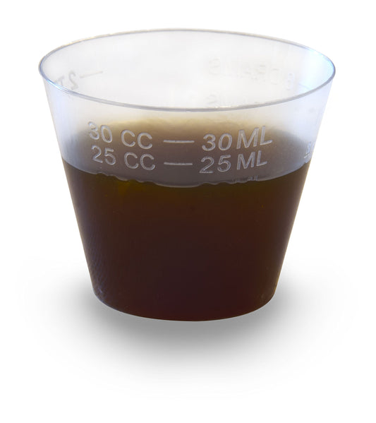 Suplemento líquido Vivioptal Kids en vaso medidor