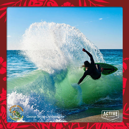Surfista en el mar promocionando Active Blend.