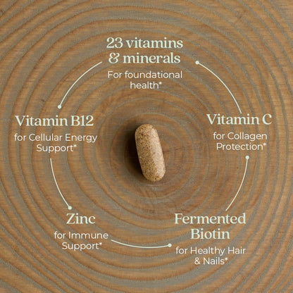 Tableta de multivitamina en madera con vitaminas y minerales