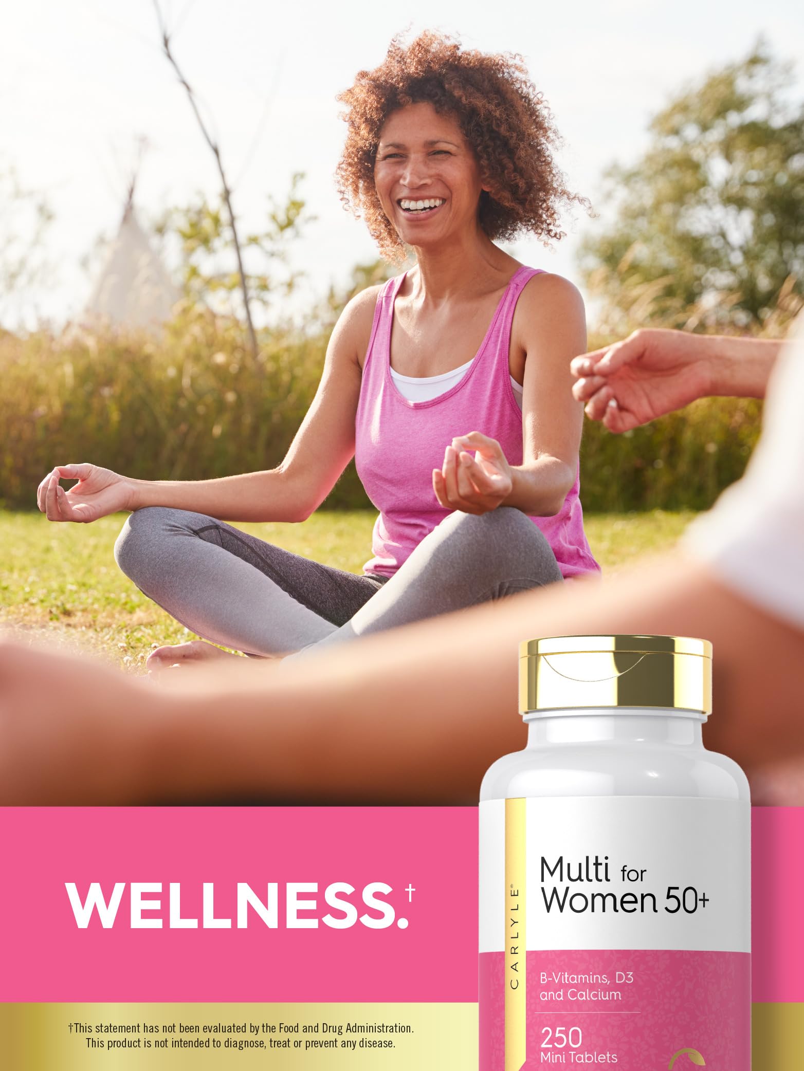 Tamaño de la tableta Carlyle multivitaminas 50+ en la mano
