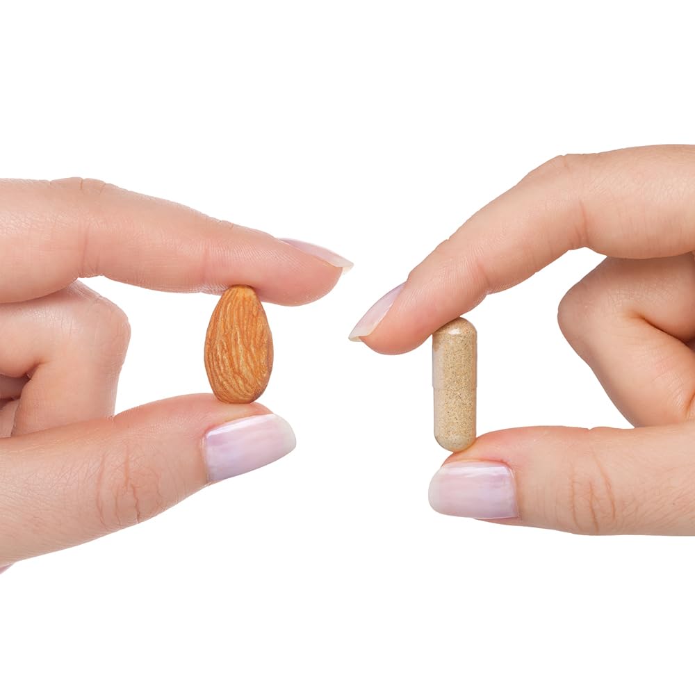 Tamaño de cápsula comparado con almendra para Seeking Health Multivitamin Plus.