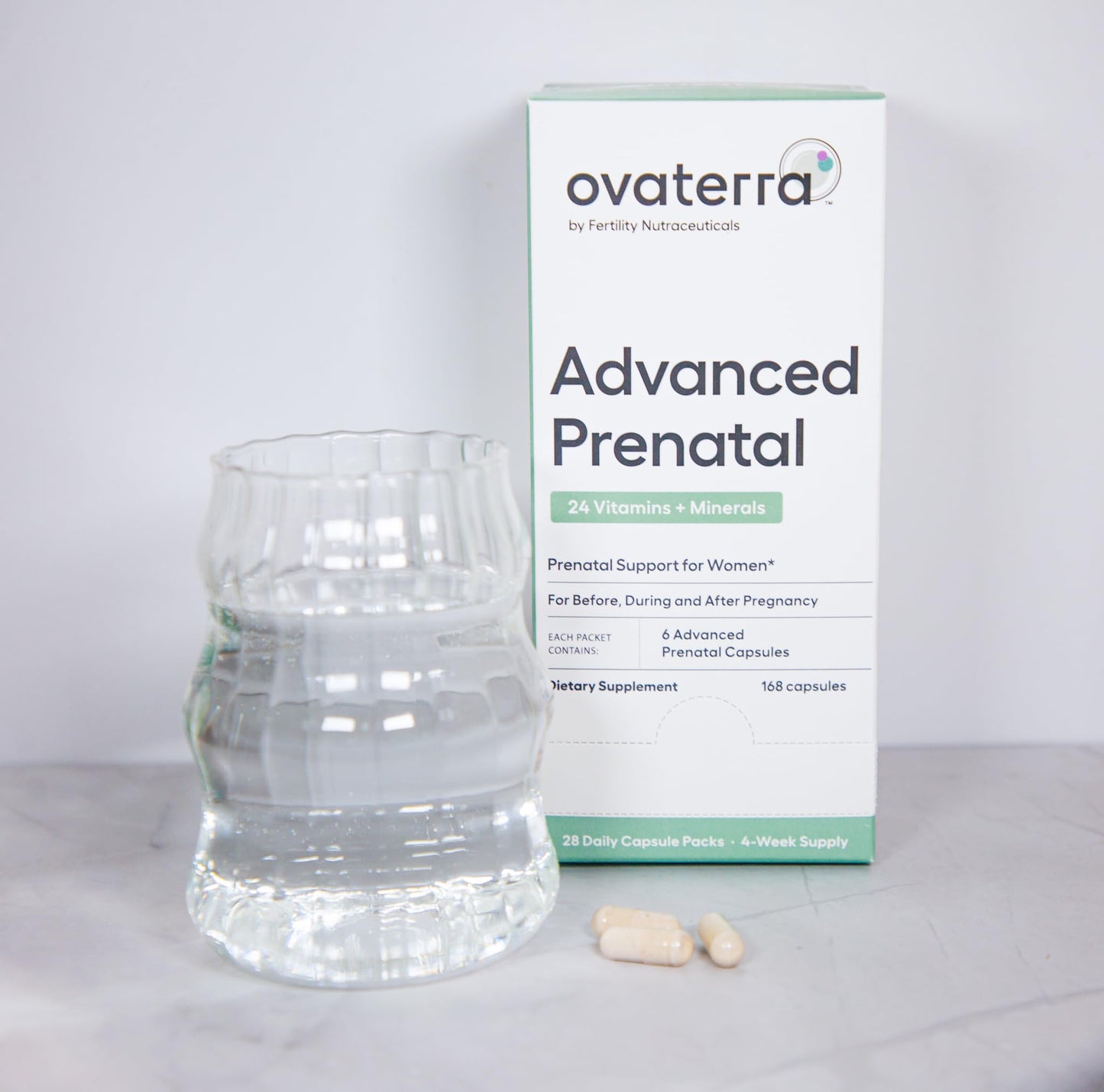 Vista lateral paquete multivitamínico prenatal preconcepción