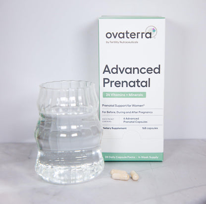 Vista lateral paquete multivitamínico prenatal preconcepción