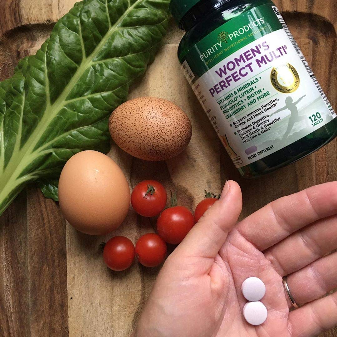 Women's Perfect Multi presentado con alimentos saludables