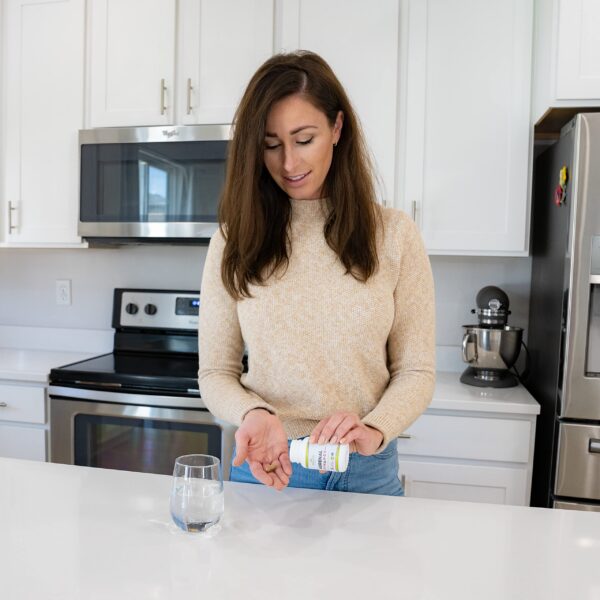 Frasco con cápsulas Adrenal Syn3rgy