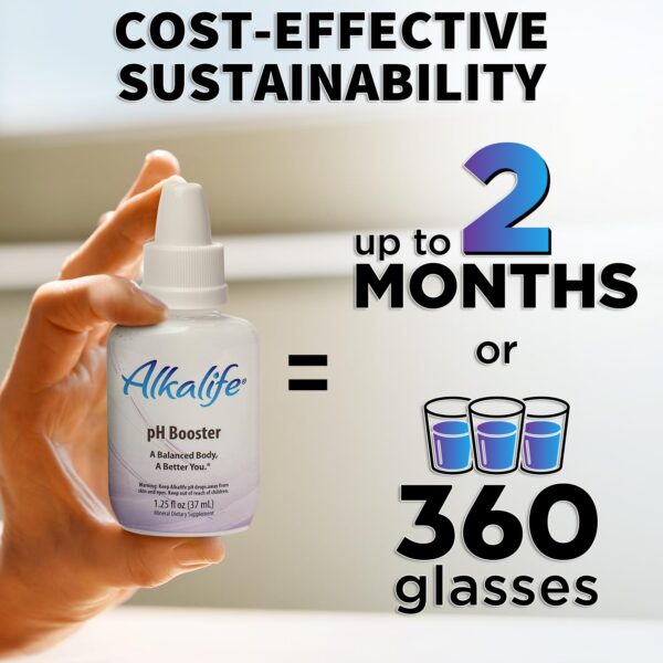 Frasco de agua alcalina en uso diario