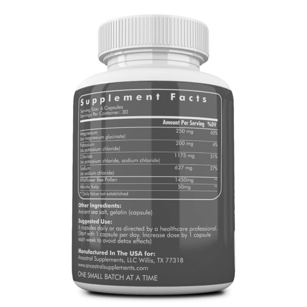 Cápsulas Ancestral Supplements minerales y electrolitos en mano