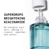 Aplicación de gotas de serum niacinamida para piel radiante