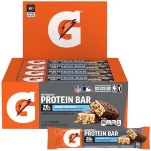 Barra de proteína Gatorade Cookies & Creme empacada