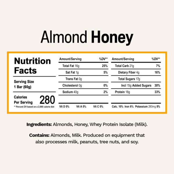 Barrita de proteína Rise con textura cremosa y visible almendras