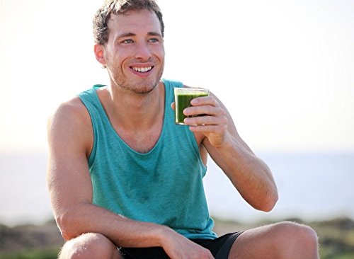 Bebida verde con Maximum Slim Supergreens para salud y bienestar