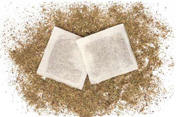 Detalle hojas y bolsitas de té Bedtime Cleanse Detox Natural