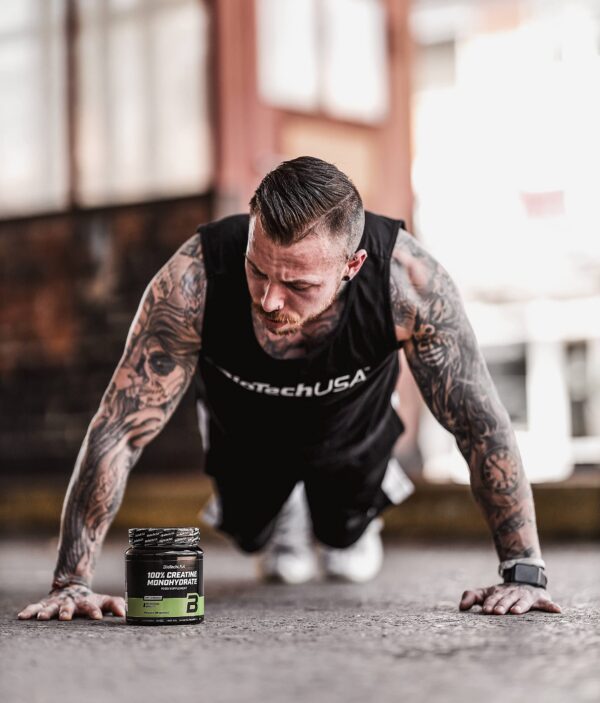 Frasco de creatina monohidratada con etiqueta