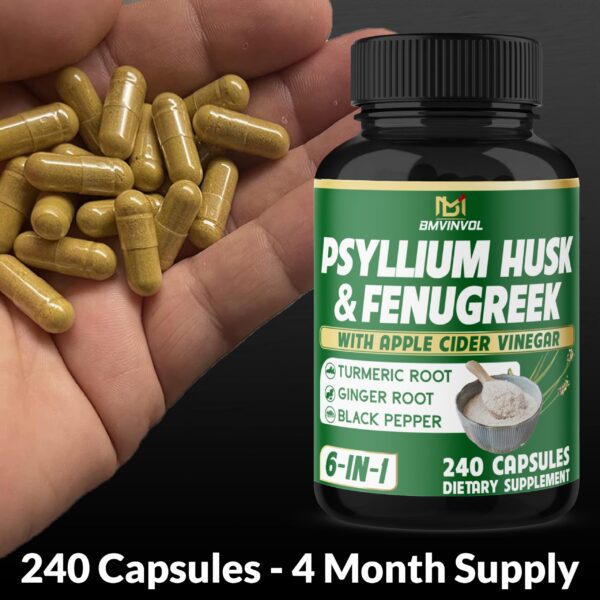 Detalle de cápsulas en mano suplemento BMVINVOL 6 en 1