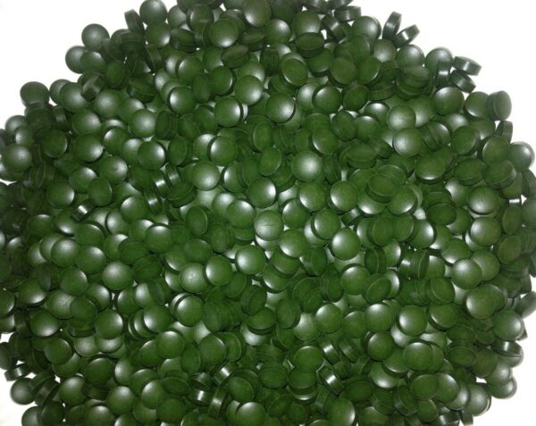 Paquete cerrado de tabletas de spirulina cruda y orgánica