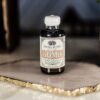 Botella de elixir de hongos con ingredientes orgánicos