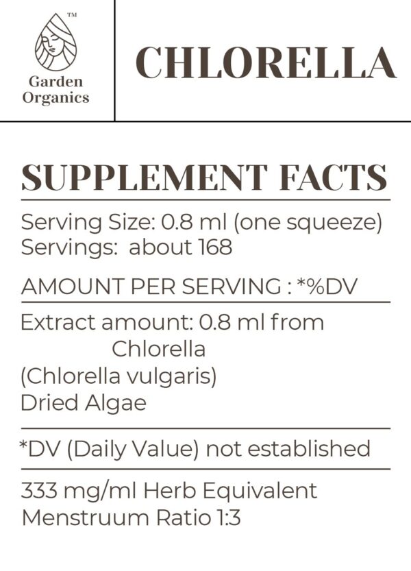 Botella con gotas líquidas de chlorella natural sin alcohol