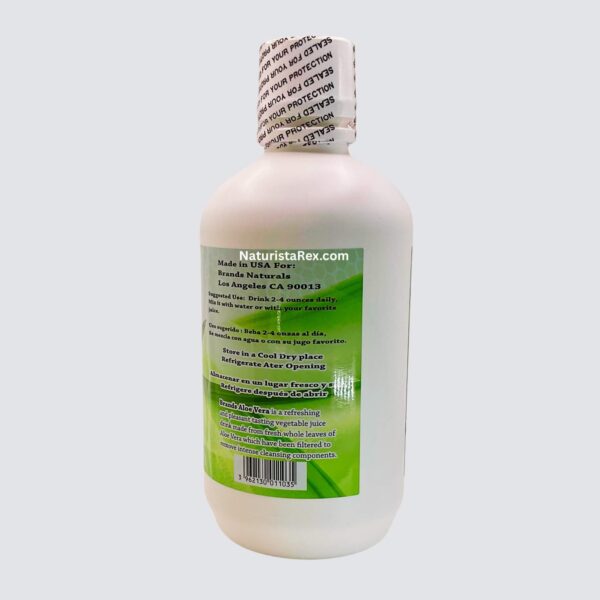 Botella jugo aloe vera en fondo blanco.