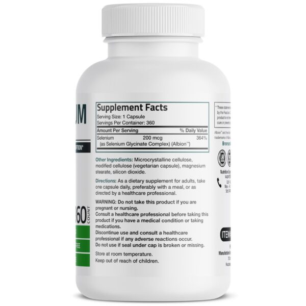 Cápsulas vegetales Bronson Selenium sobre fondo blanco