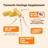 Cápsulas en manos para apoyo articular con moringa y curcumina