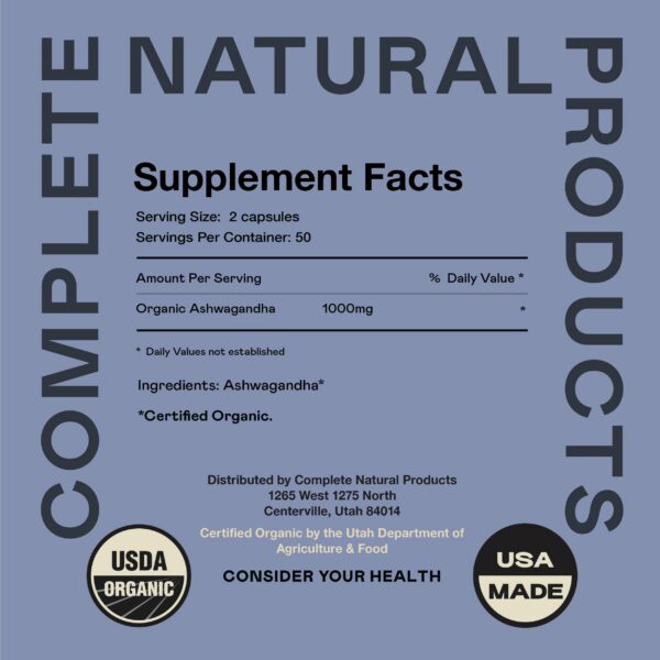 Cápsulas Ashwagandha orgánicas sobre fondo blanco