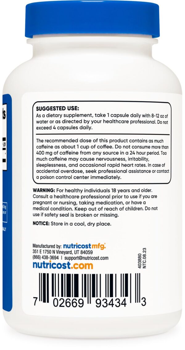 Cápsulas de cafeína Nutricost en mano para dosis conveniente