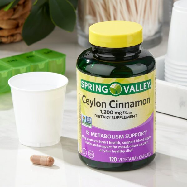 Detalle de cápsulas de canela de Ceilán para suplemento saludable