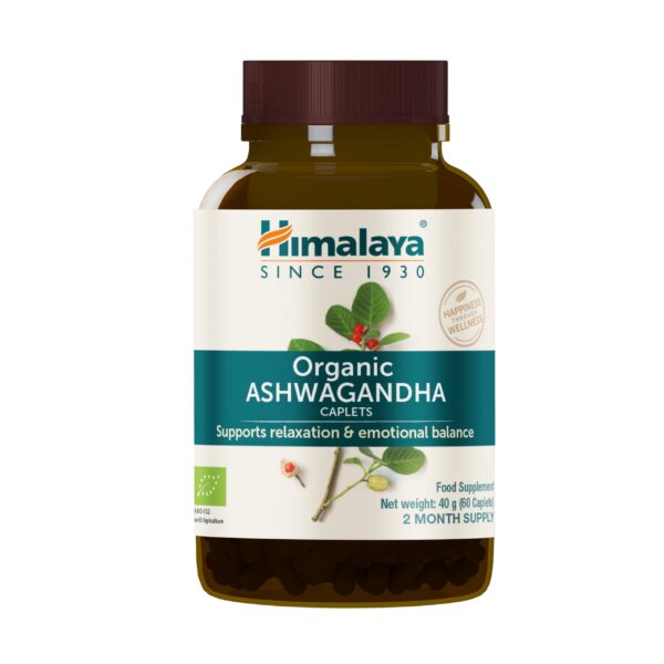 Cápsulas de Himalaya Ashwagandha orgánica en mano