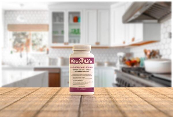 Cápsulas multivitaminas bariátricas Vita4Life en mano