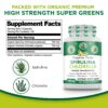 Cápsulas verdes orgánicas de espirulina y chlorella vistas cercanas