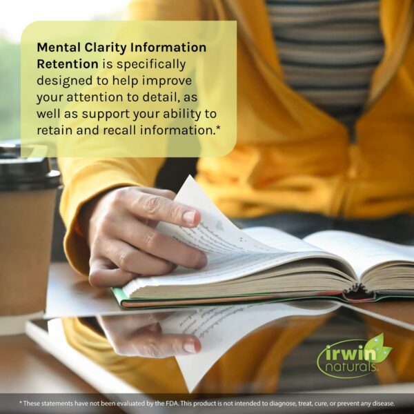 Claridad Mental Irwin Naturals cápsulas blandas líquidas en mano
