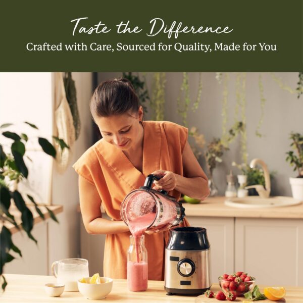 Cucharada de polvo de remolacha sobre superficie