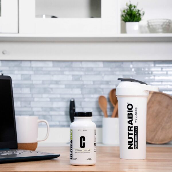 Detalle cápsula NutraBio vitamina C con rosa mosqueta