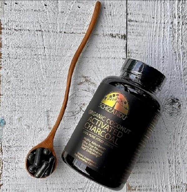 Detalle de cápsulas carbón activado Schizandu para salud