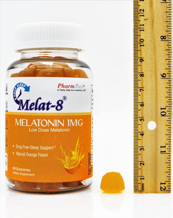 Detalle de gomitas Melat-8 melatonina sabor natural cereza naranja