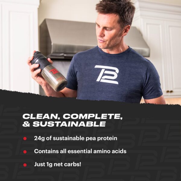 Detalle lateral del polvo de proteína vegana Tom Brady TB12