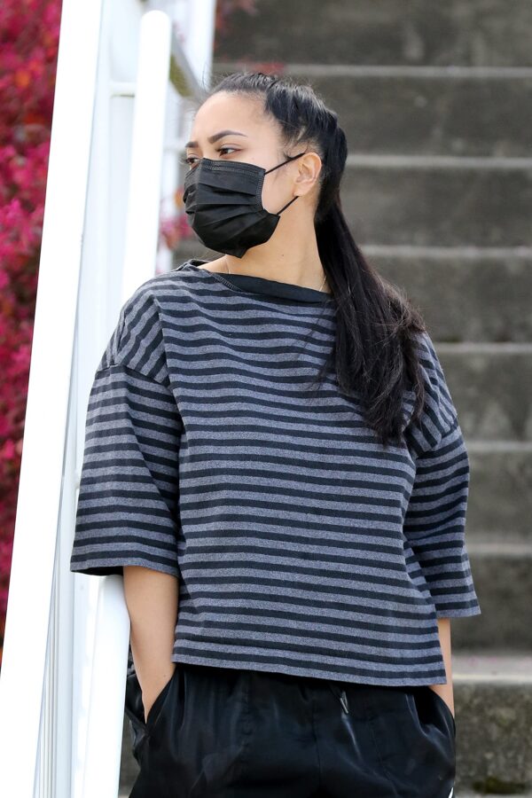 Detalle mascarilla negra con ajuste nasal y orejeras Cranberry USA