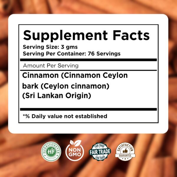 Detalle del polvo de canela herbsforever en cucharita para recetas