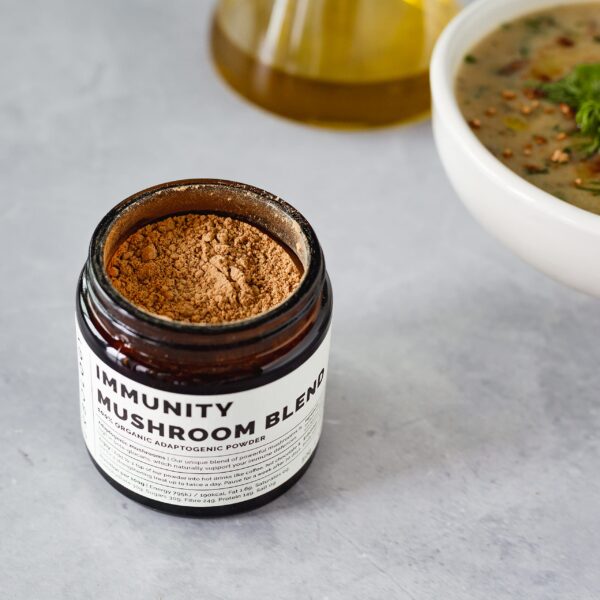 Detalle del polvo de hongos inmunidad Erbology en cucharada