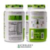 Detalle del polvo de proteína whey Nutrology sabor chocolate