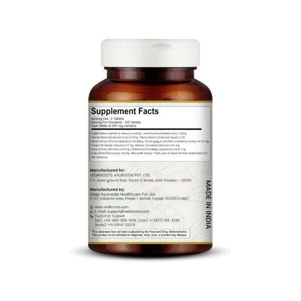 Detalle de tabletas Arogyavardhini Vati en mano mostrando tamaño