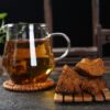 Detalle del té de chaga en trozos para infusión saludable