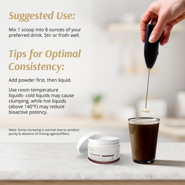 Cucharita medidora junto al frasco de colostro