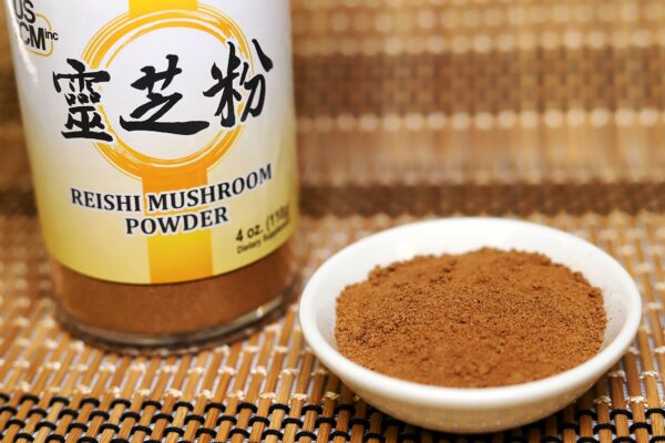 Envase de polvo Reishi mostrando ingredientes