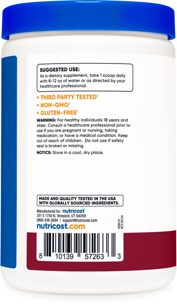 Espolvoreando fibra soluble vegano Nutricost sabor berry