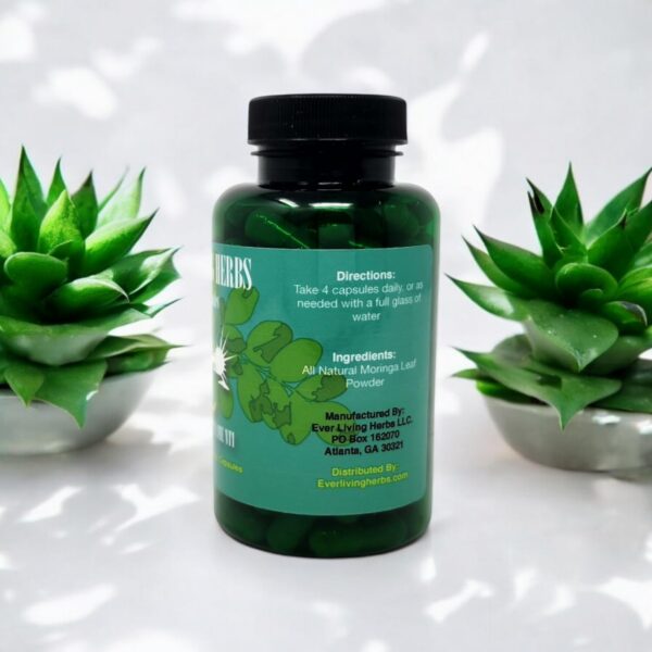 Cápsulas moringa Ever Living Herbs en mano