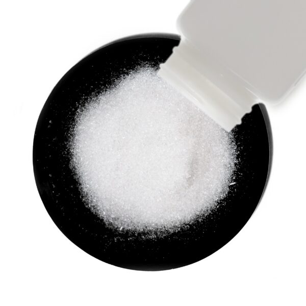 Polvo blanco fino dentro del frasco